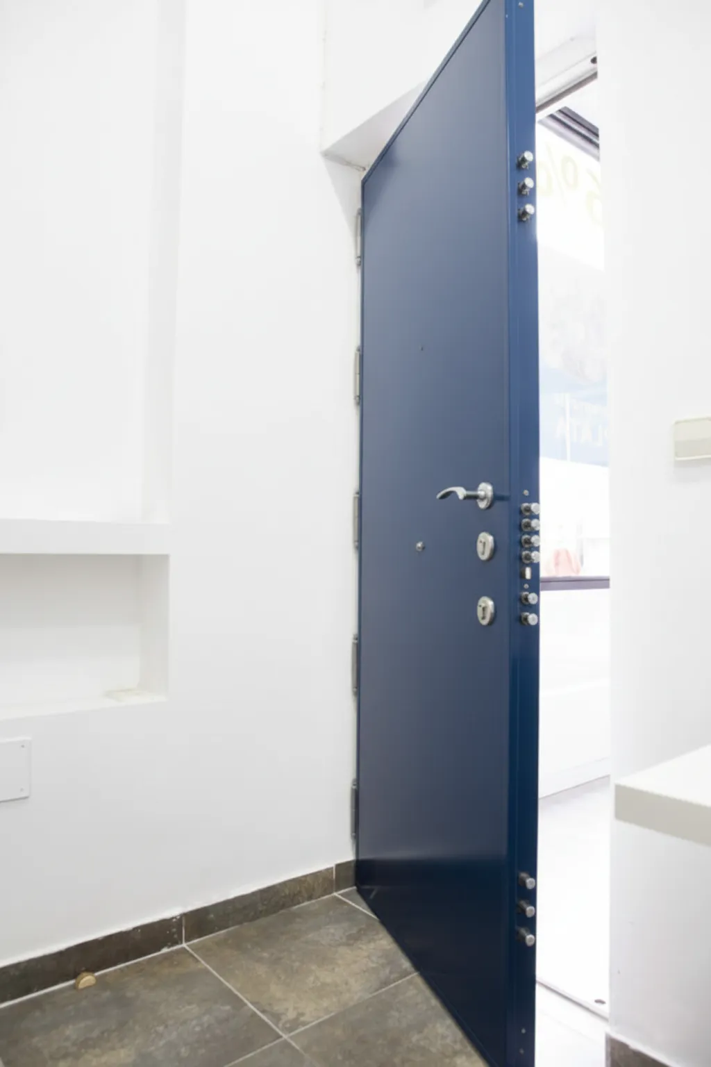Montaje de puerta acorazada de alta gama